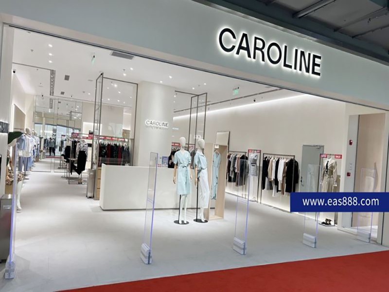Das Bekleidungsgeschäft CAROLINE installiert die Diebstahlsicherung AM9800 für Kleidung von Cubic Beauty